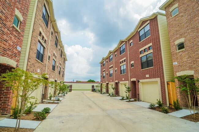 Building Photo - 2710 Hullsmith Dr
