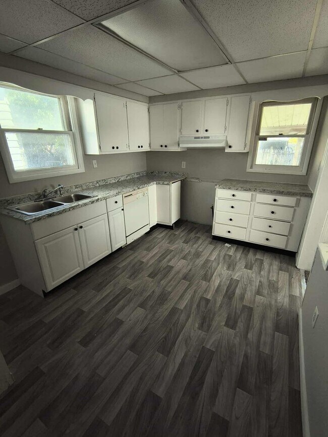 Building Photo - Cute 3 Bedroom Fully Renovated House in We...