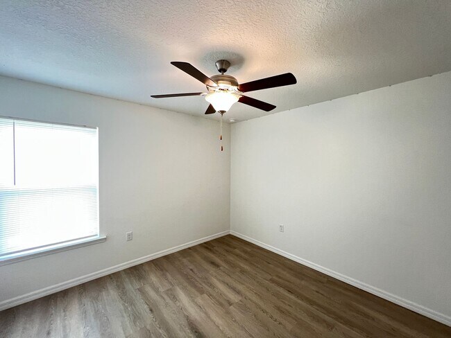 Building Photo - Available now! Beautiful 3 BD/2BA Home in ...