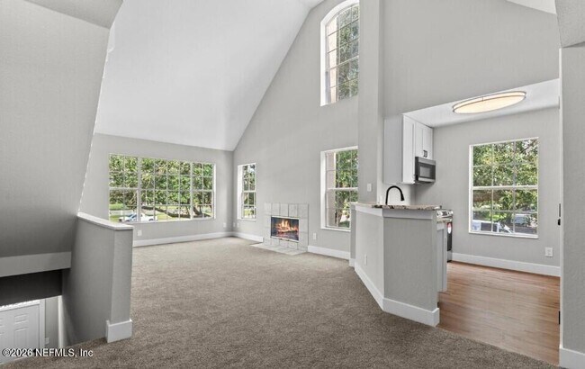 Building Photo - 13700 Richmond Park Dr N