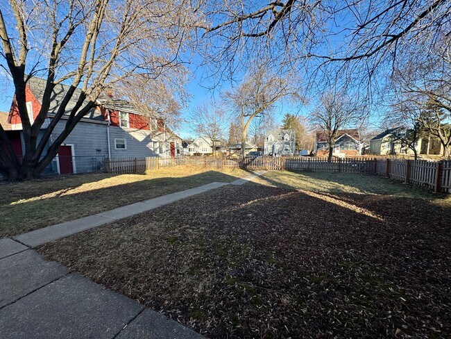 Building Photo - Beautiful 3 bedroom, 1 bath single family home with large fenced yard/ Garage /Central AC / Appli...