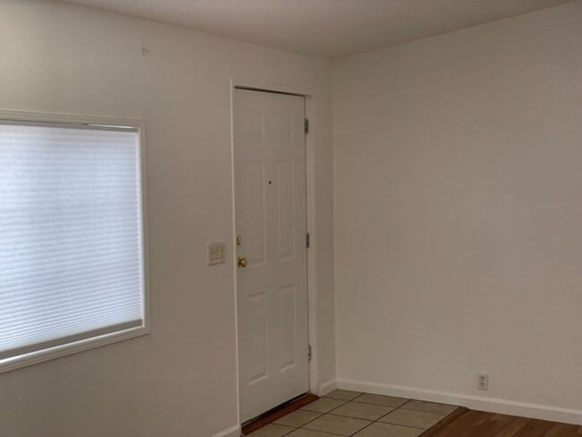 Building Photo - 273 Miriam Way