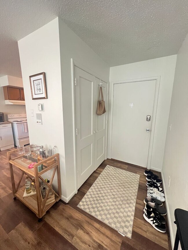 Building Photo - Spacious 1 Bedroom Apartment! Available August 1st