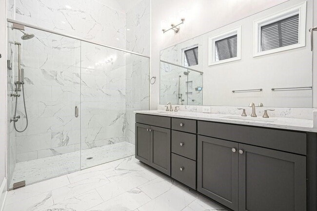 Building Photo - 123 Village Green Ave