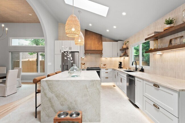 Building Photo - September 2026 - June 2027 Stunning Fully Furnished Rental in Golden, Colorado