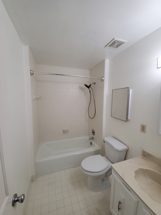 Building Photo - 159 King George St