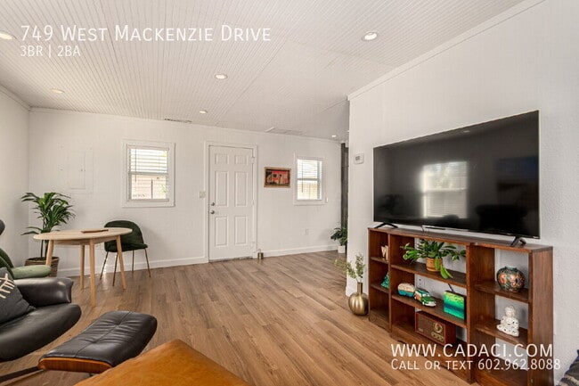 Building Photo - 749 W MacKenzie Dr