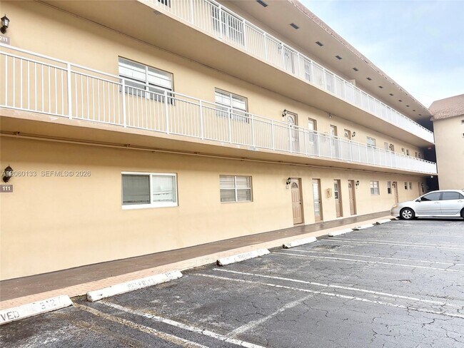 Building Photo - 5011 W Oakland Park Blvd