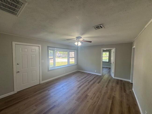 Building Photo - $895 - 3 bed 1 bath - Single Family Home