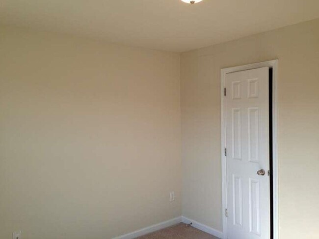 Building Photo - 331 Village Dr