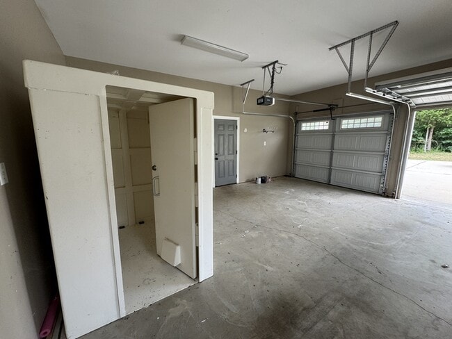 Building Photo - 2807 Talon Cir