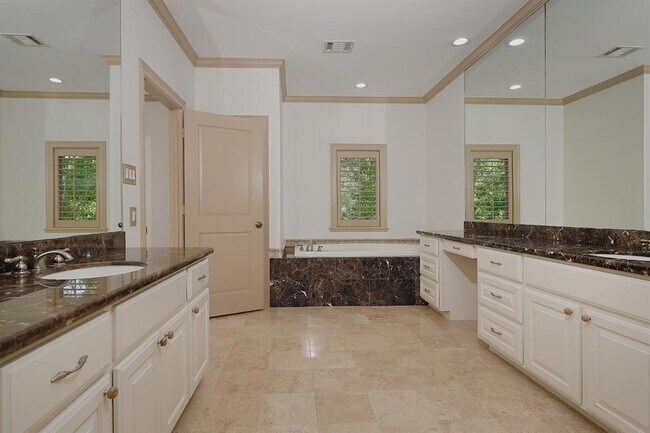 Building Photo - 28 Waterway Ct