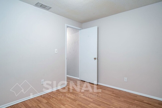 Building Photo - 5040 Oak Leaf Cir