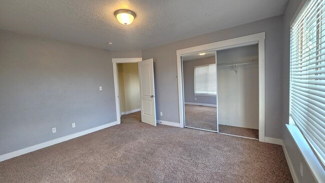 Building Photo - 2718 N Elm Dr