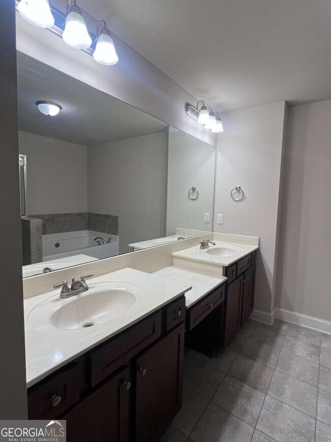 Building Photo - 225 Holdings Dr