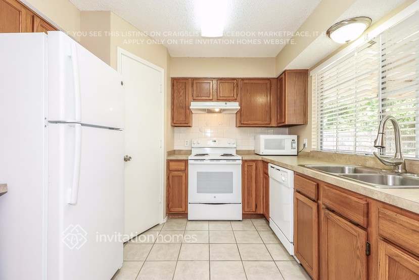Building Photo - 4136 Hathaway Dr