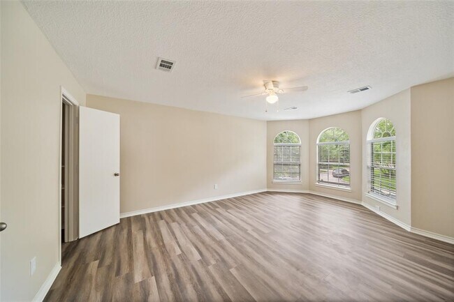 Building Photo - 135 Towering Pines Dr