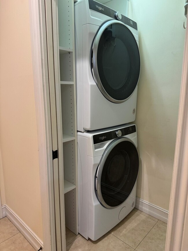 Building Photo - 304 W Mallory Cir