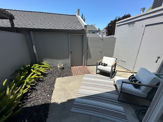 Building Photo - 3 Bed 1.5 Bath Townhome In Walnut Creek W/...