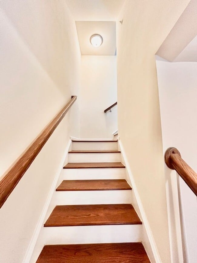 Building Photo - Welcome to the desirable Howard Square