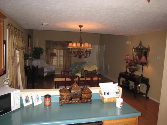 Building Photo - 2 bed + Bonus Room - Great School District...