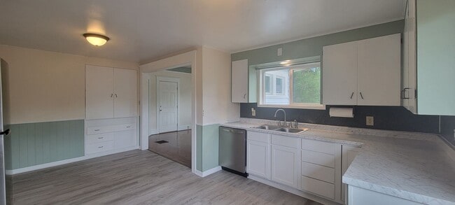 Building Photo - Downstairs unit @1034 NE Davis St - Lowere...