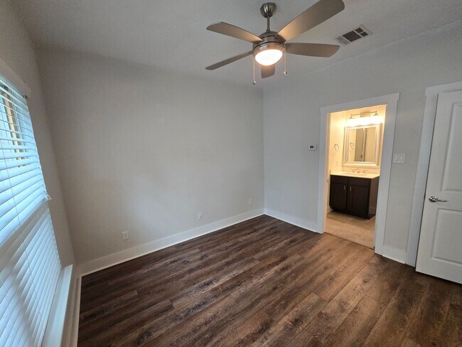 Building Photo - Energy Efficient Urban Townhome w/ Open Floorplan, Gourmet Kitchen, Rooftop Patio, & Exall Park N...