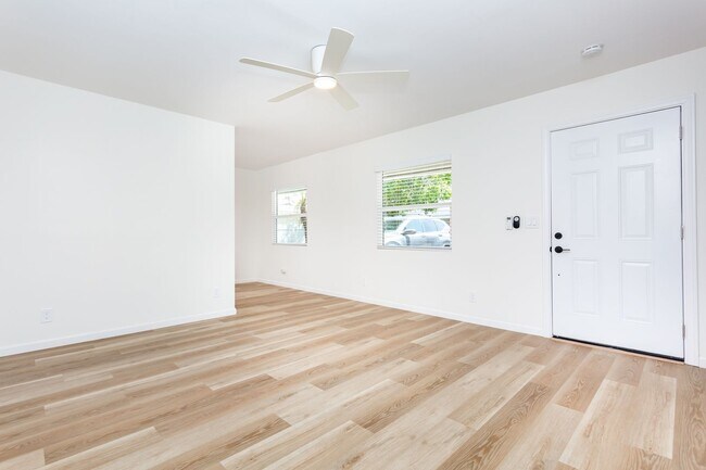 Building Photo - **PRICE REDUCED!** Amazing Renovated 1-BR ...