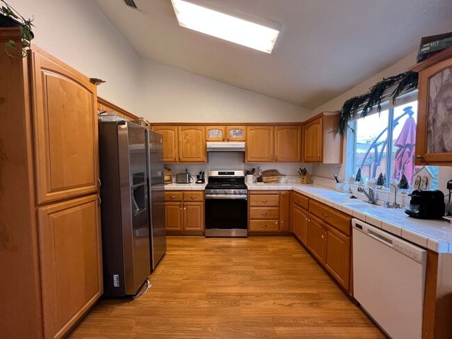 Building Photo - Wonderful 4 Bedroom Home Near Parks With Shopping Nearby!