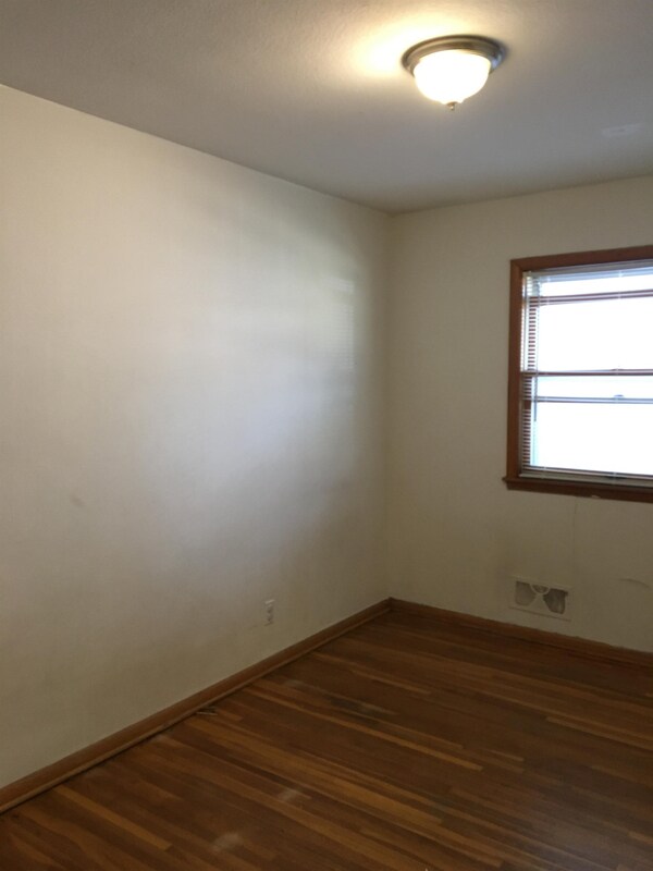 Building Photo - 5608 S 28th Ave