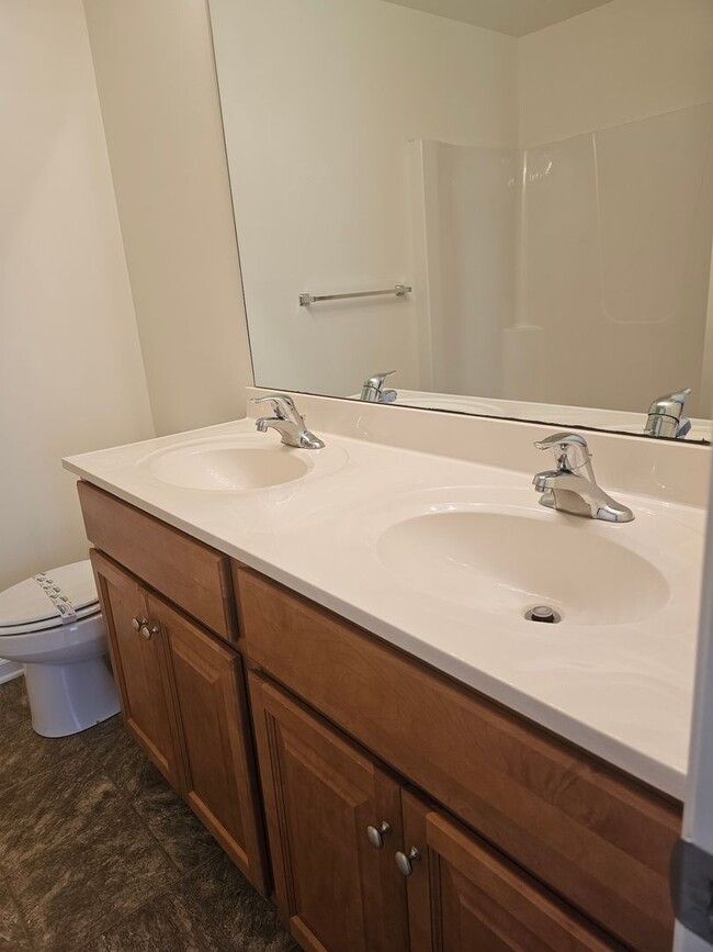 Building Photo - Spacious Duplex close to schools and shopping.