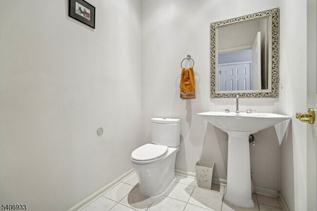 Building Photo - 163 Gladstone Dr