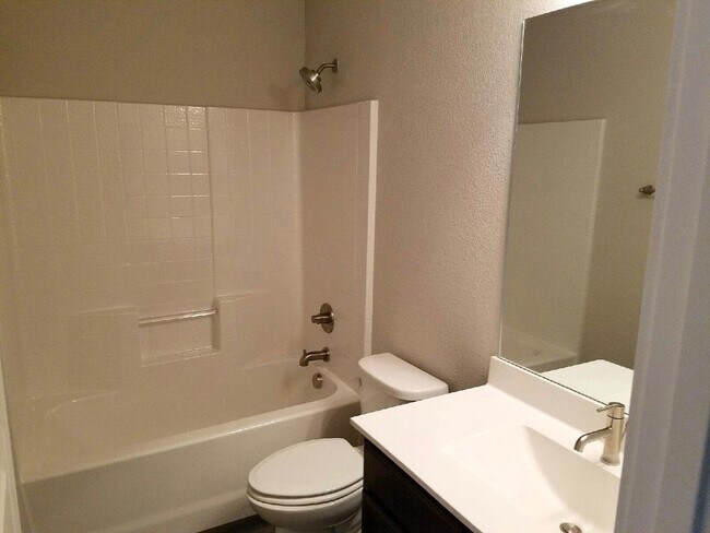 Building Photo - 166 Lakeview Ct