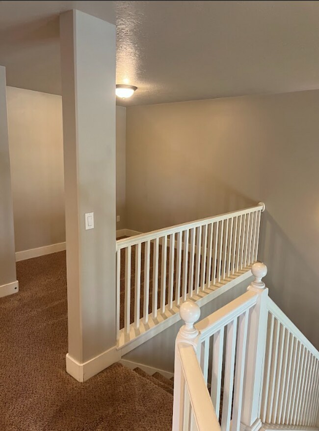 Building Photo - 3 Bedroom/2 Bathroom townhome in South Jordan