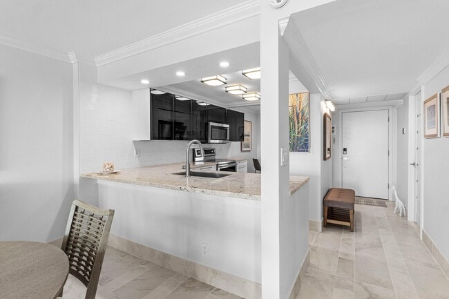 Building Photo - 14 Royal Palm Way