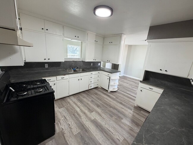 Building Photo - Large 3/2/2