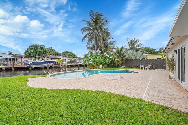 Building Photo - 4710 SW 43rd Ave