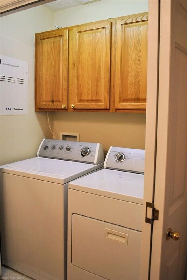 Building Photo - 2 Bedroom 2 Bath Townhouse