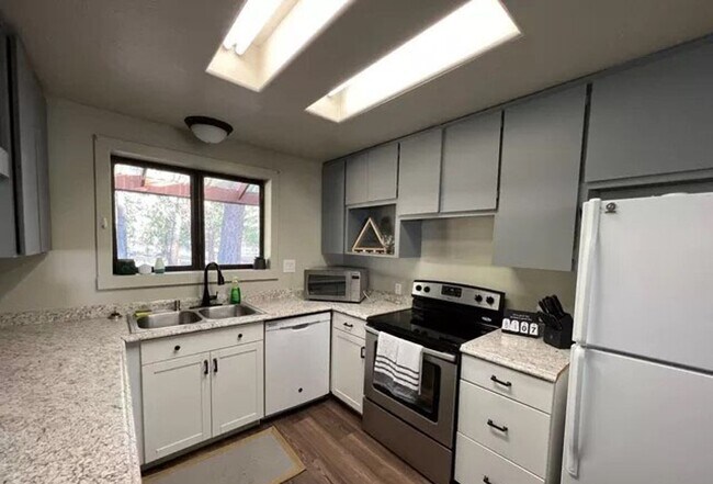 Building Photo - Quiet 3 Bedroom 2 Bathroom House