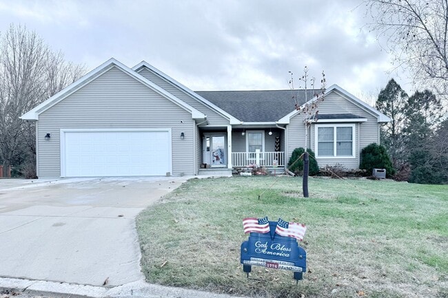 Building Photo - 5 Bed 3 Bath House in Waverly, IA