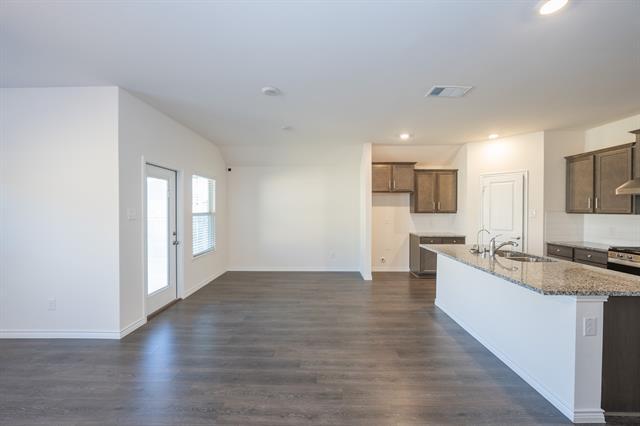 Building Photo - 400 Willow View Way