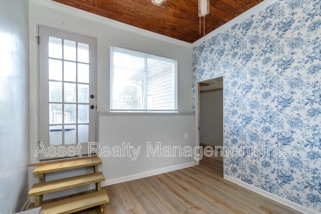 Building Photo - 817 Ridgeview Dr