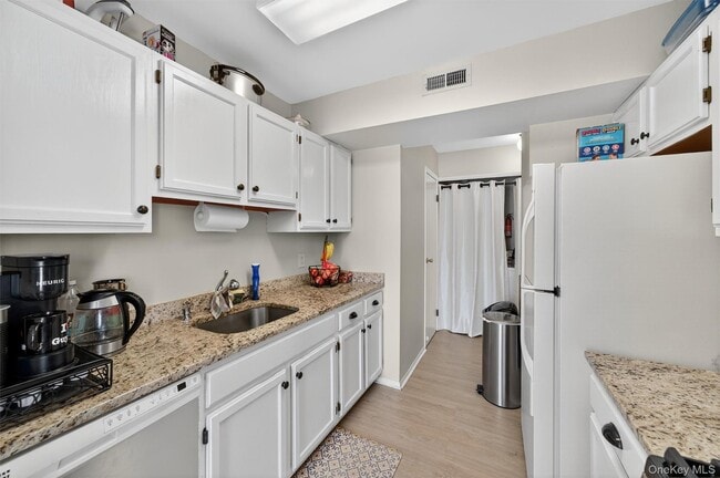 Building Photo - 2117 Whispering Hills Dr