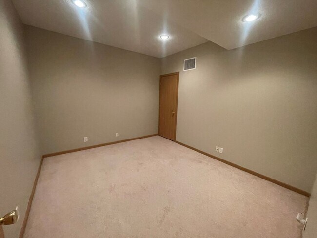 Building Photo - Home For Rent Bellevue.