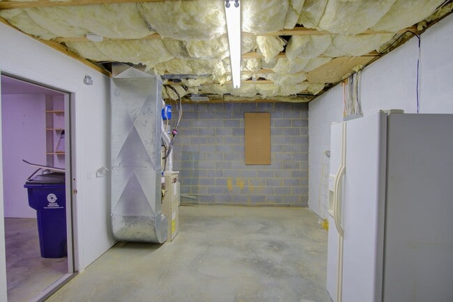 Building Photo - 3 Bed / 2.5 Bath.  Pet Friendly. Garage.