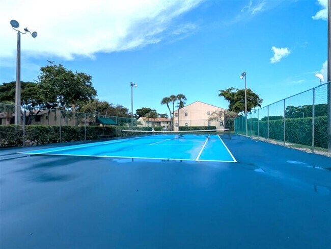 Building Photo - 6550 Somerset Dr