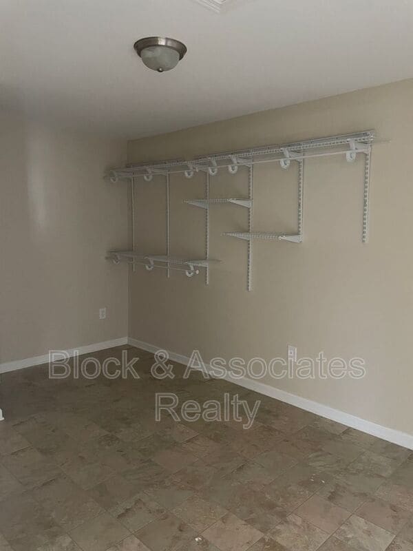 Building Photo - 547 Song Sparrow Ln