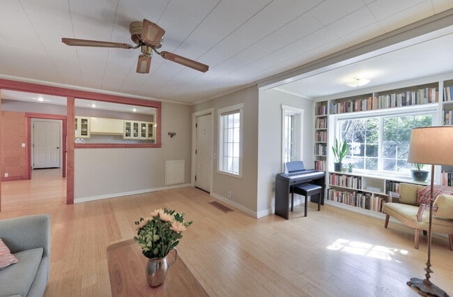 Building Photo - Beautiful Craftsman Bungalow on the edge o...