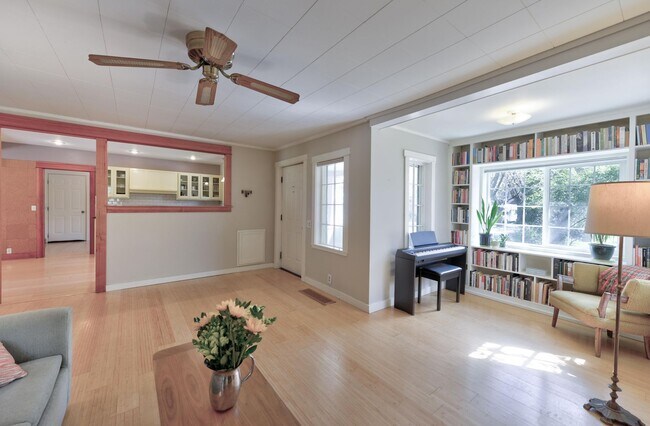 Building Photo - Beautiful Craftsman Bungalow on the edge of the Historic Fort Russell Dristrict