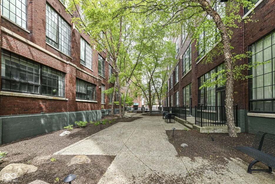 Building Photo - 624 E Walnut St